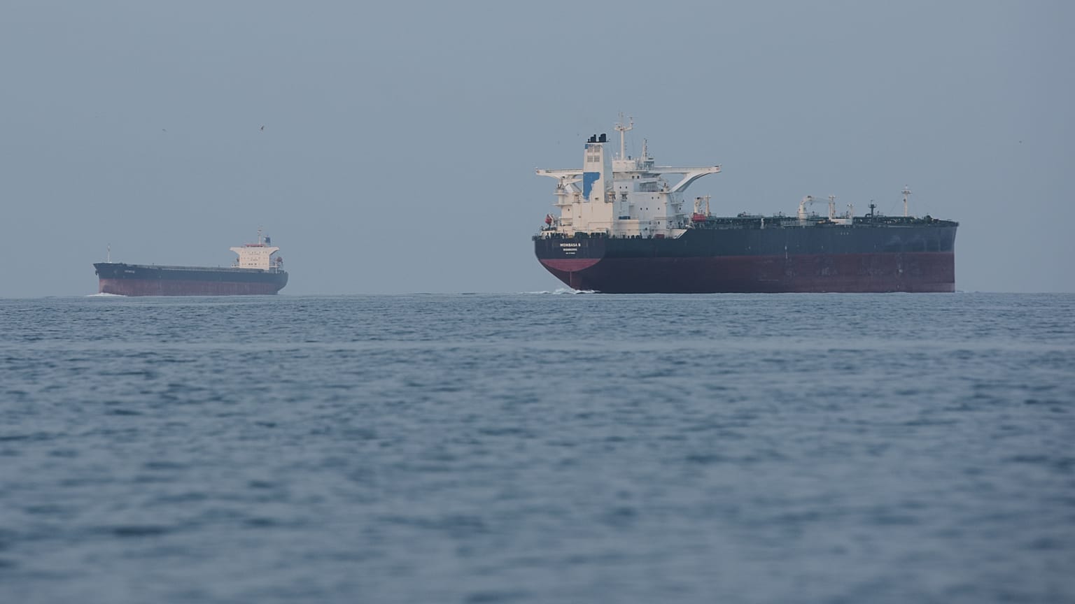 ईरान युद्ध के बीच दुनिया पर बढ़ा बड़ा खतरा! Hormuz और Red Sea में बढ़ा तनाव, तेल सप्लाई पर मंडराया संकट